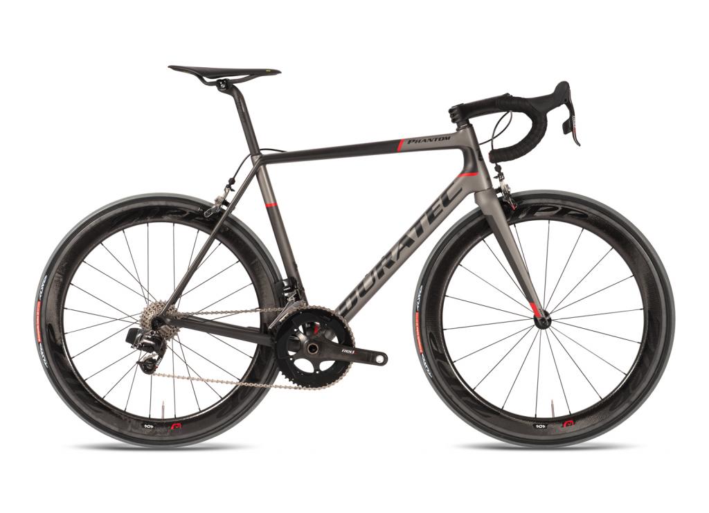 Kolo Duratec Phantom vybavené bezdrátovým řazením SRAM Red eTap a karbonovými koly ZIPP 404. Váha celého kola je 6,15 kg.